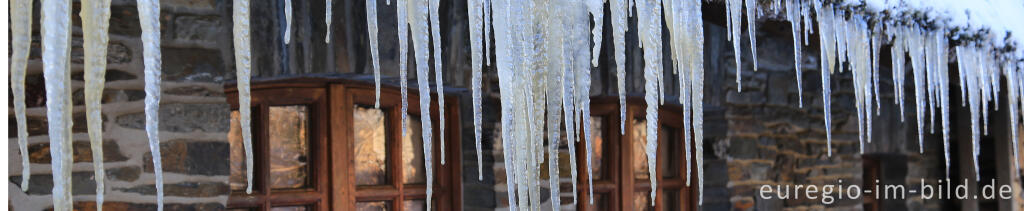 Detailansicht von Auf dem Heckenweg in Höfen, Haus mit Rietdach in der Weiherstraße