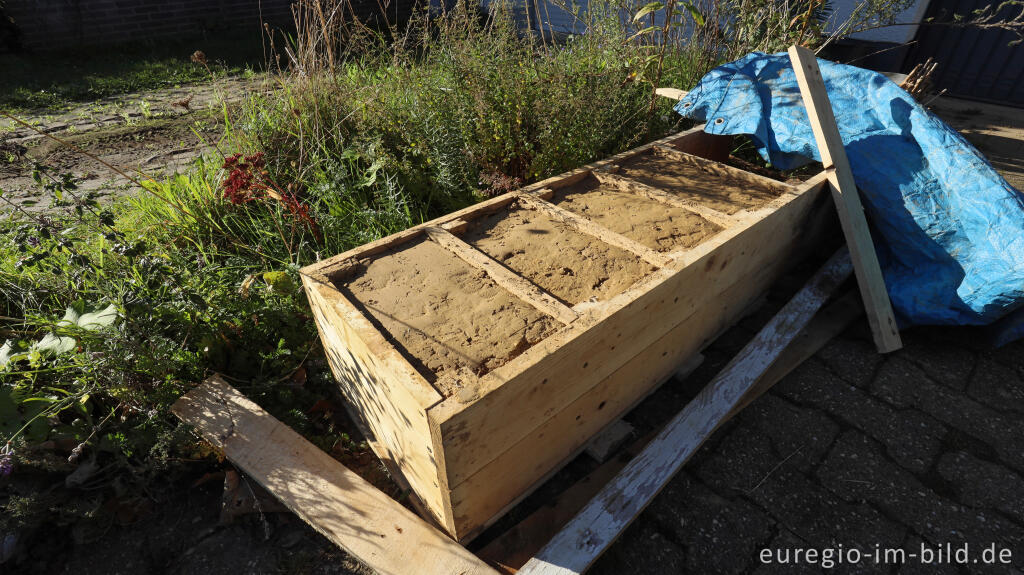 Detailansicht von Bau von Lehmziegel als Nisthilfe für Wildbienen