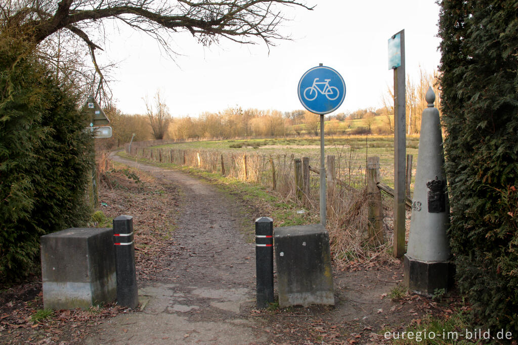 Detailansicht von Belgisch-niederländische Grenze auf der Via Gulia (Wanderroute) bei Sippenaeken