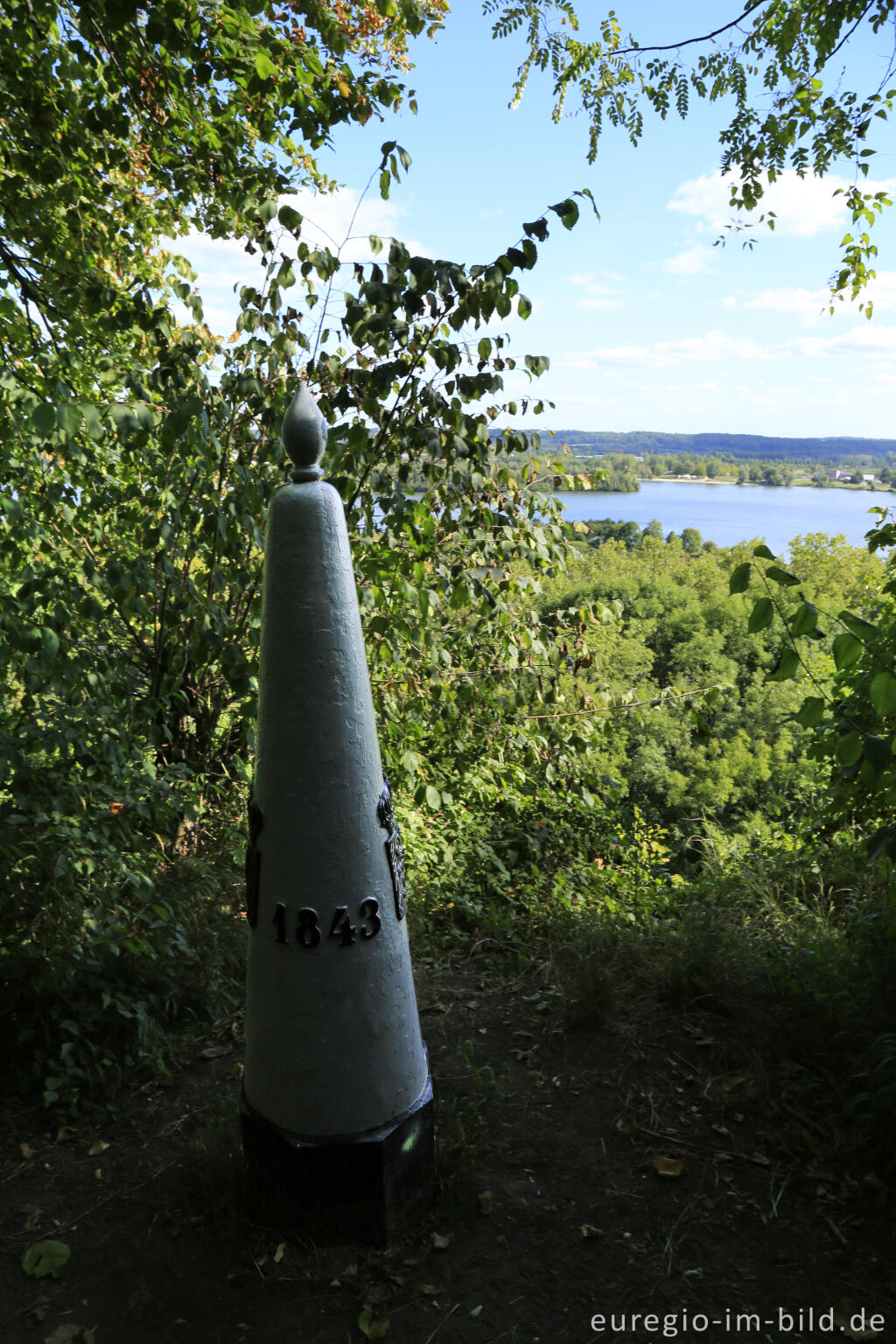 Detailansicht von Blick vom Plateau von Caestert auf die Maas, Grenzstein von 1843