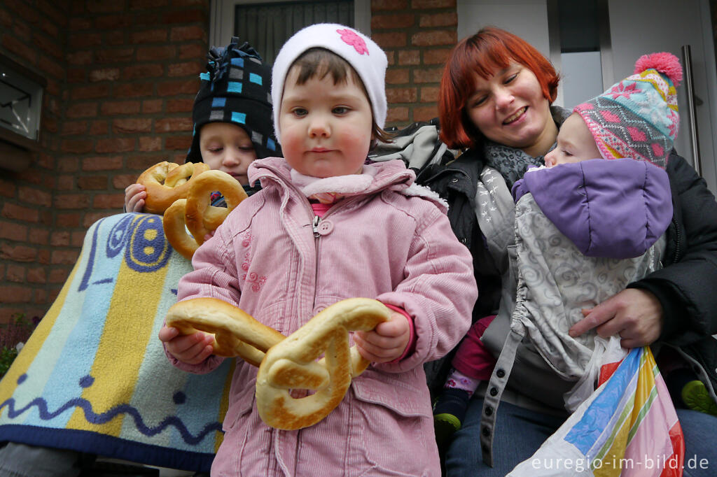Detailansicht von Brezelgang der St. Sebastianusbruderschaft in Alt-Merkstein