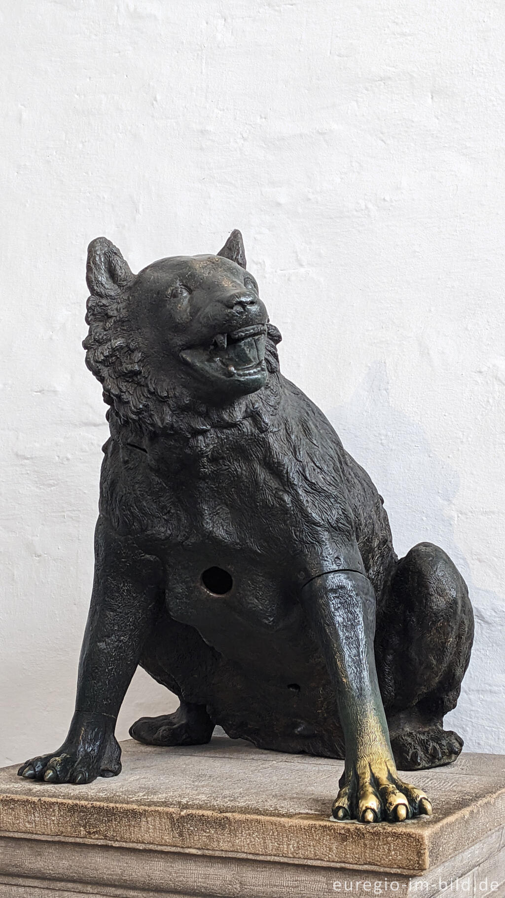 Detailansicht von Bronzefigur im Eingangsbereich des Aachener Doms