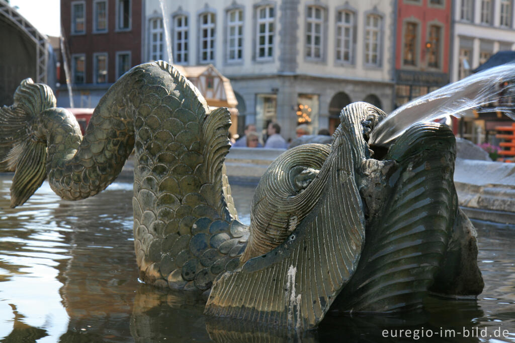 Detailansicht von Delphin im Karlsbrunnen, Markt, Aachen