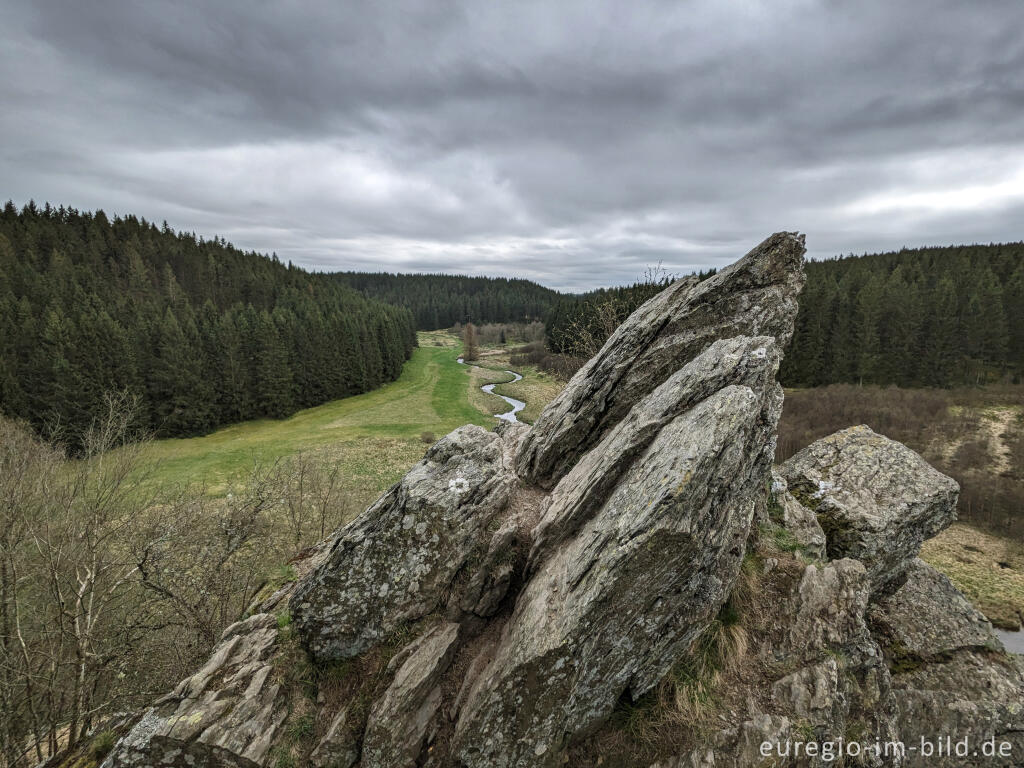 Detailansicht von Der Bieley-Felsen mit Blick aufs Perlenbachtal