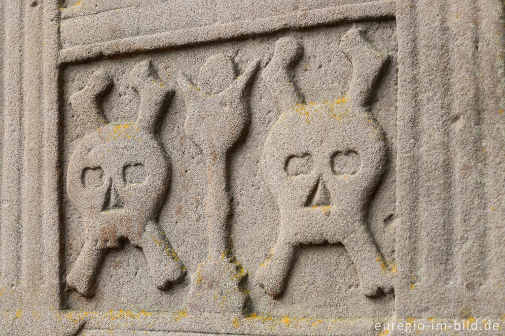 Detailansicht von Detail der Pfarrer-Grabplatte von 1773, Pfarrkirche von Lützkampen