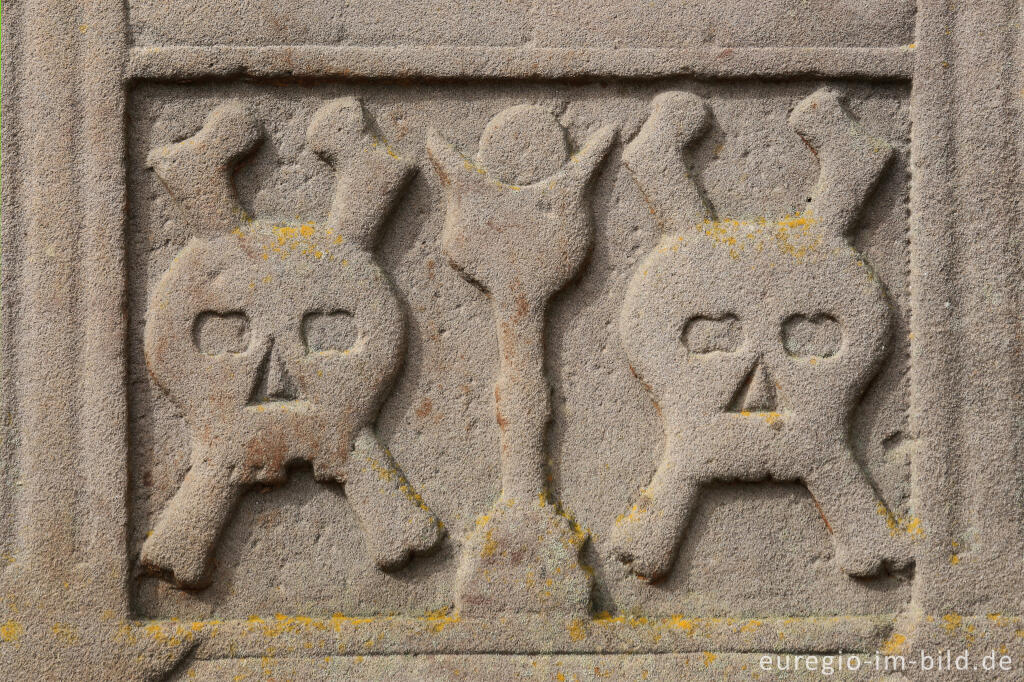 Detailansicht von Detail der Pfarrer-Grabplatte von 1773, Pfarrkirche von Lützkampen