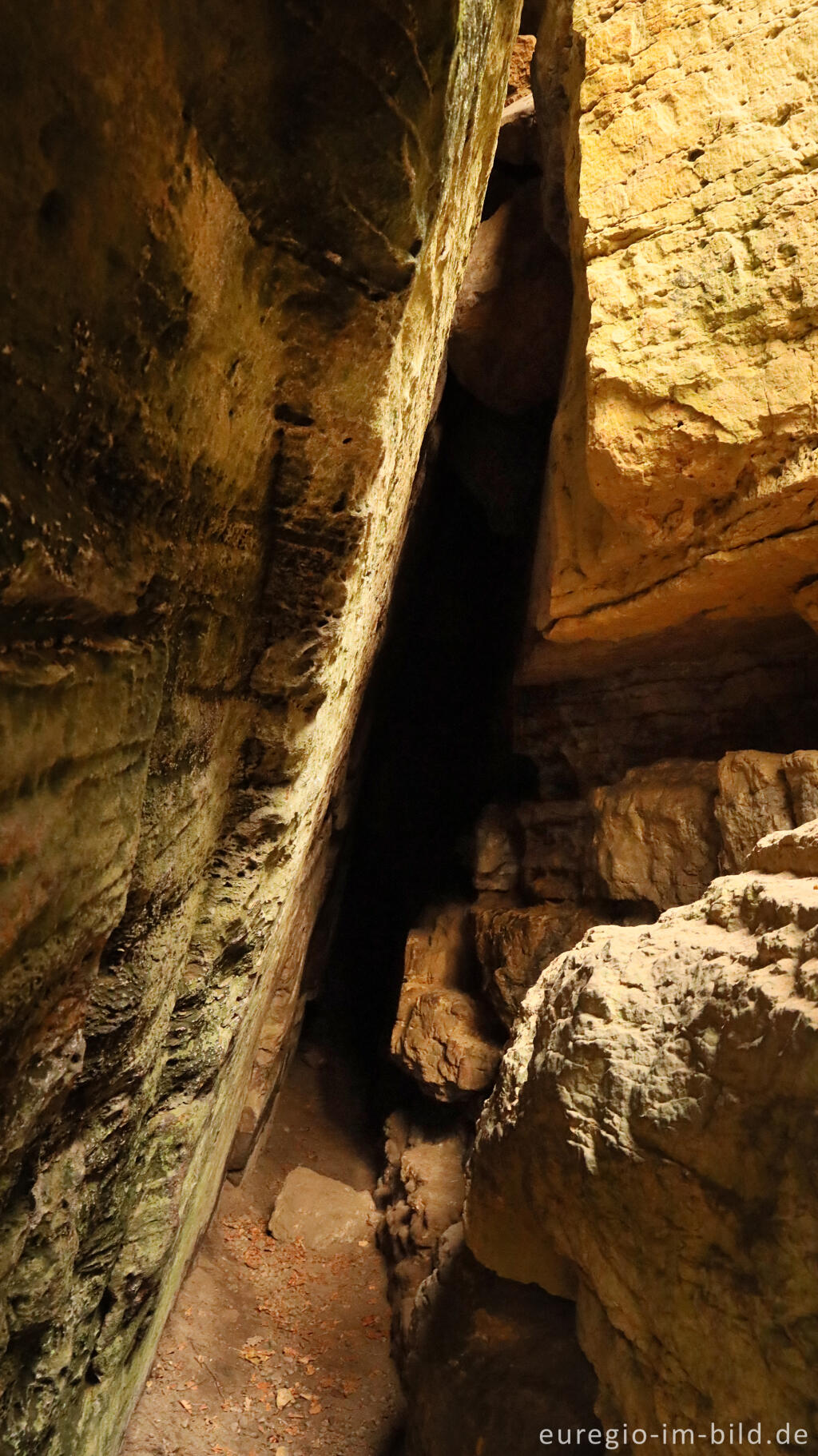 Detailansicht von Eingang zur Räuberhöhle (Raiberthil), Wanderweg B2 im Müllerthal