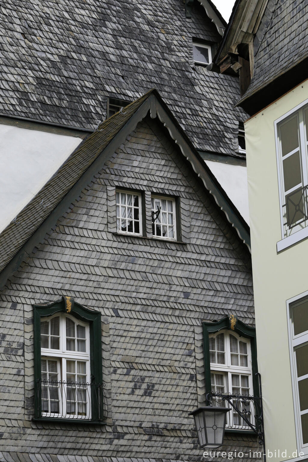 Detailansicht von Fassadenverkleidung und Dachschindeln aus Schiefer, Monschau