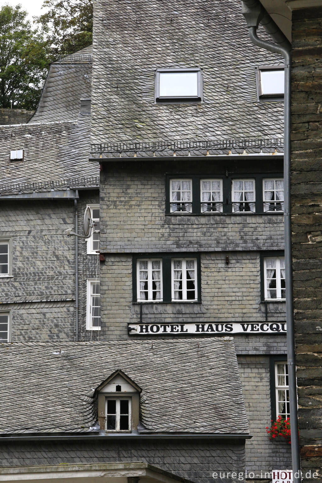 Detailansicht von Fassadenverkleidung und Dachschindeln aus Schiefer, Monschau