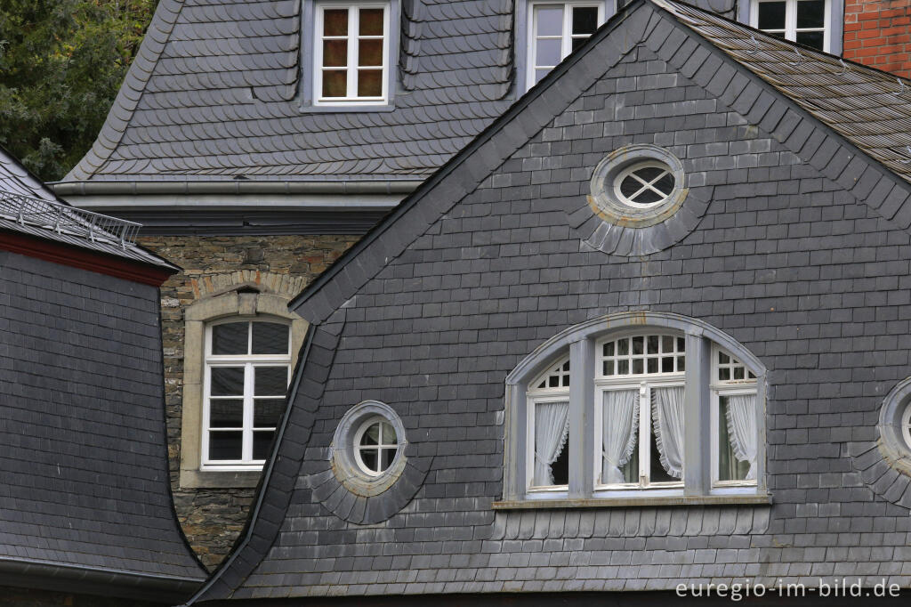 Detailansicht von Fassadenverkleidung und Dachschindeln aus Schiefer, Monschau