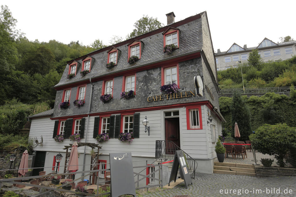 Detailansicht von Fassadenverkleidung und Dachschindeln aus Schiefer, Monschau