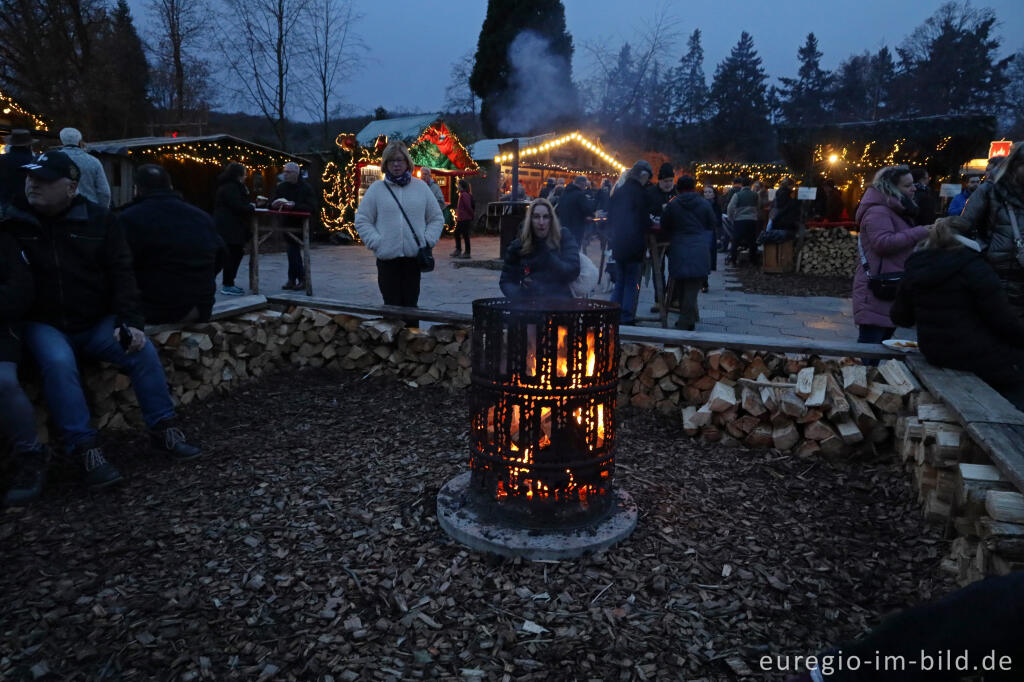 Detailansicht von Feuerstelle zum Aufwärmen, Weihnachtsmarkt Schloss Merode