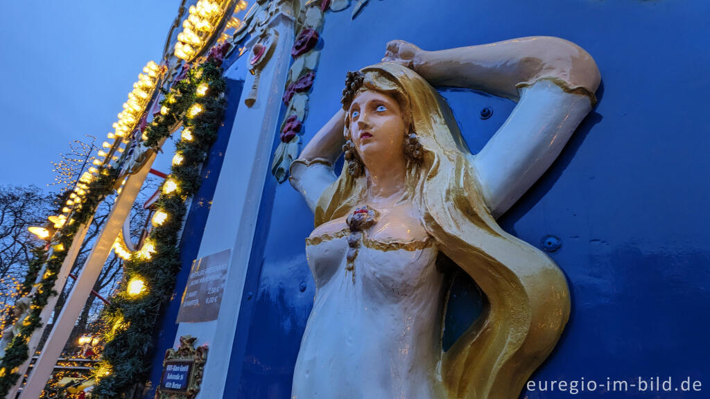 Detailansicht von Figur am Nostalgie Riesenrad "Kleine Wolkenreise", Weihnachtsmarkt Schloss Merode