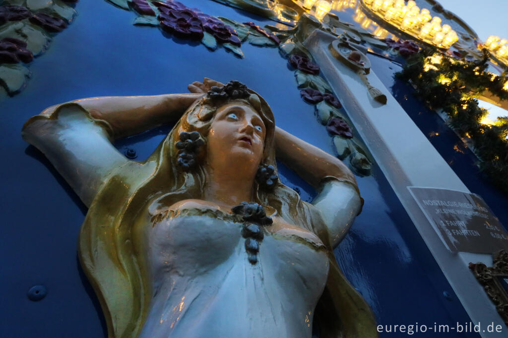 Detailansicht von Figur am Nostalgie Riesenrad "Kleine Wolkenreise", Weihnachtsmarkt Schloss Merode