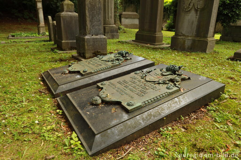 Detailansicht von Grabplatten auf dem Kupfermeisterfriedhof in Stolberg
