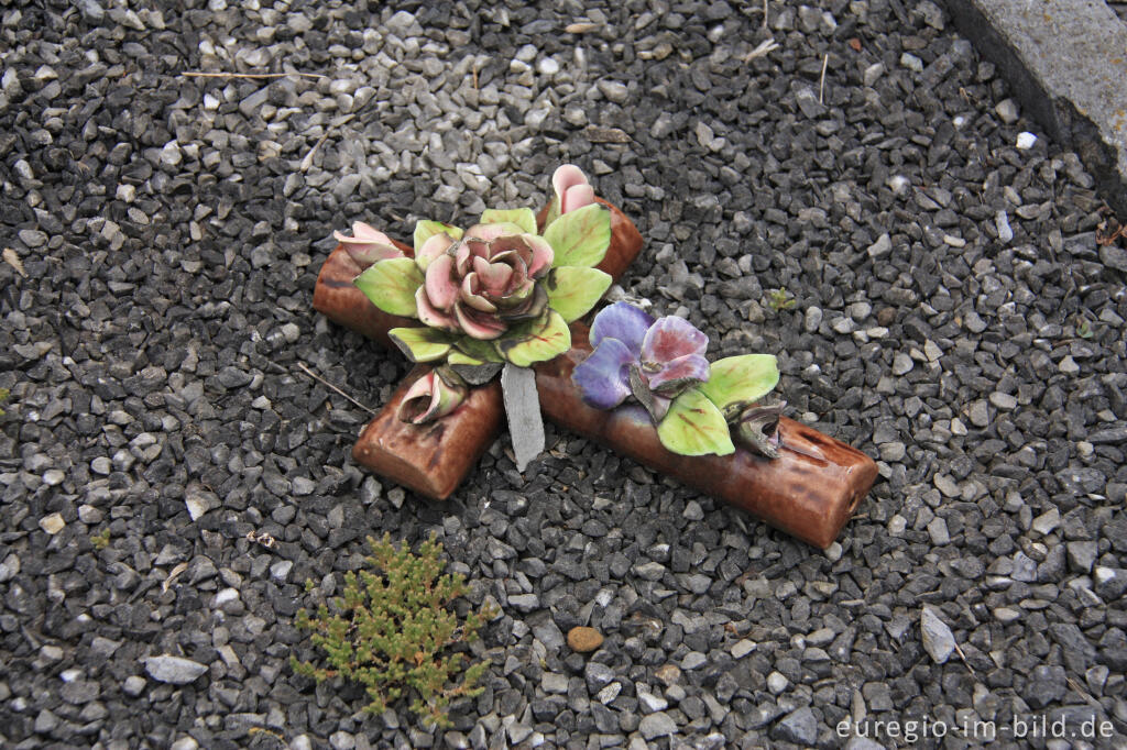 Detailansicht von Grabschmuck auf dem Friedhof der  Kirche Saint-Jacques le Majeur, Clermont-sur Berwinne