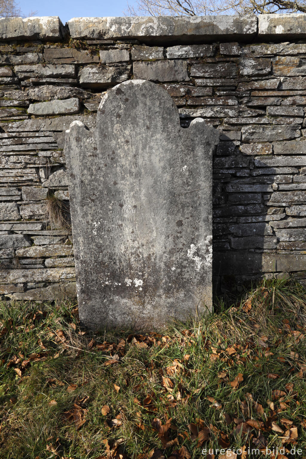 Detailansicht von Grabstein, Friedhof Menzerath bei Monschau