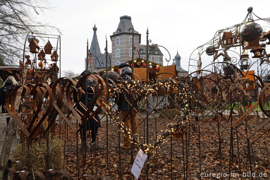 Detailansicht von Handwerkskunst auf dem Weihnachtsmarkt bei Schloss Merode
