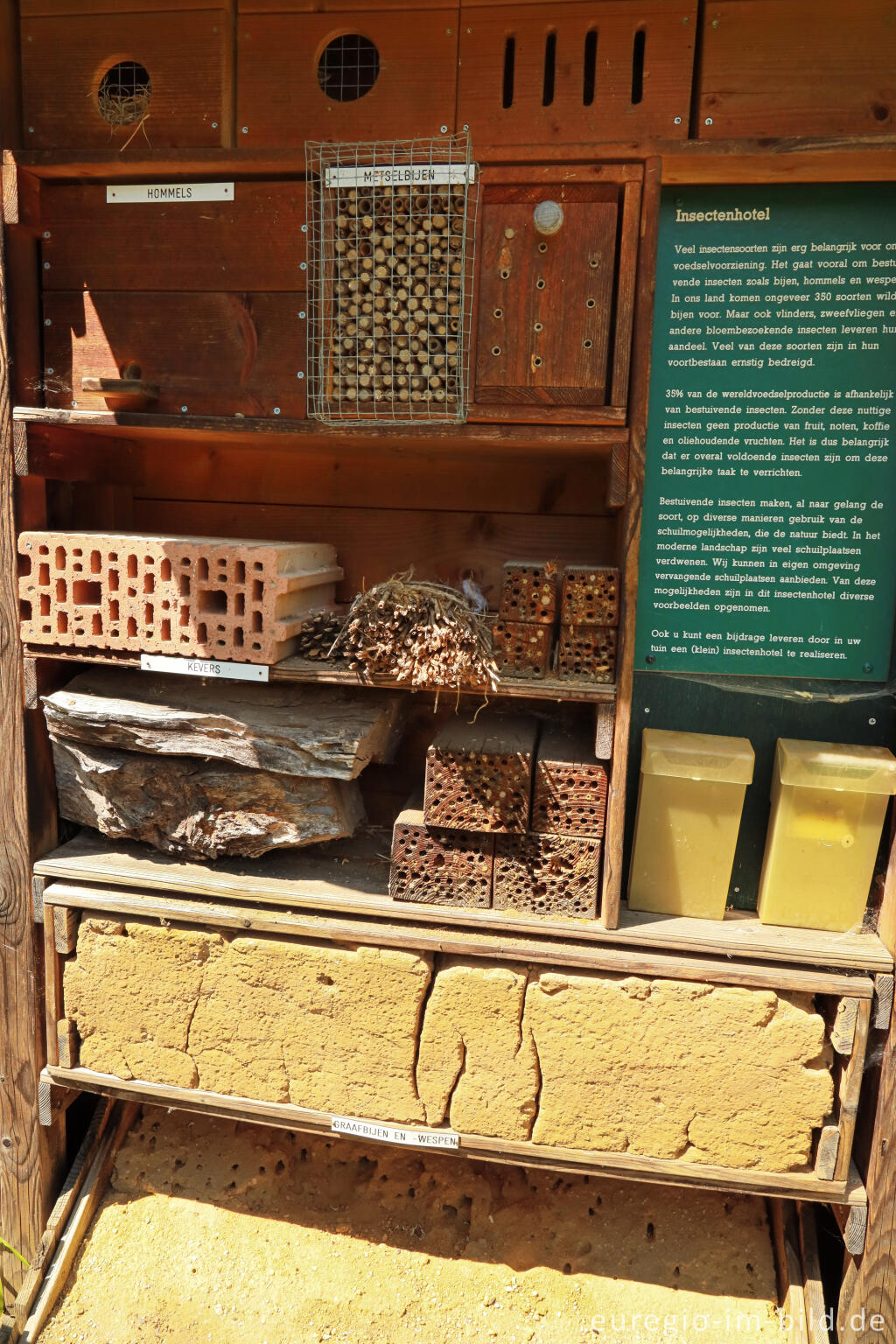 Detailansicht von Insektenhotel im Schlossgarten Oud-Valkenburg