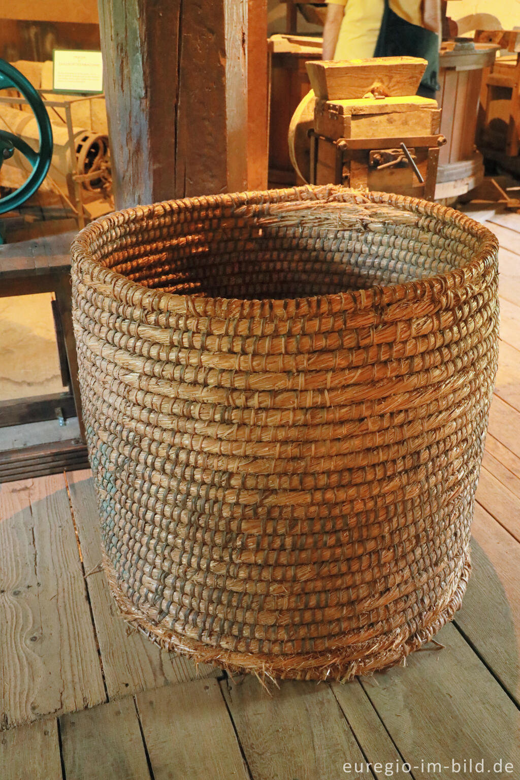 Korb aus Brombeerranken und Roggenstroh, Schaloensmühle, Oud-Valkenburg