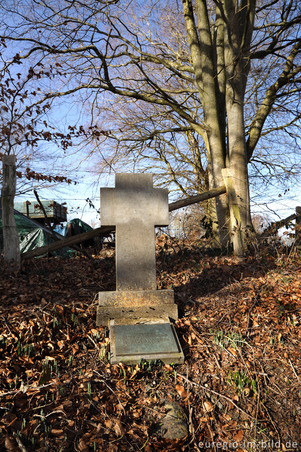 Kreuz mit Gedenktafel beim ehemaligen Friedhof Walchenau