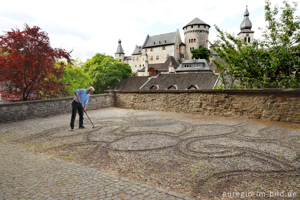 Detailansicht von Landart mit Martin Stockberg auf dem Vorplatz der Finkenbergkirche, fine arts Stolberg 2025