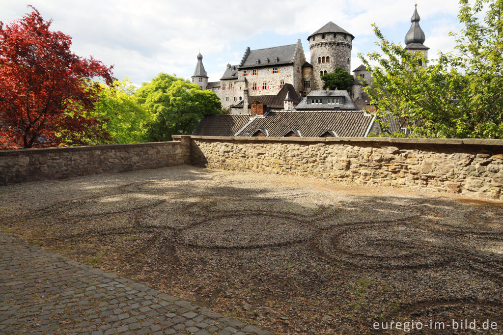 Detailansicht von Landart von Martin Stockberg auf dem Vorplatz der Finkenbergkirche, Stolberg 2025
