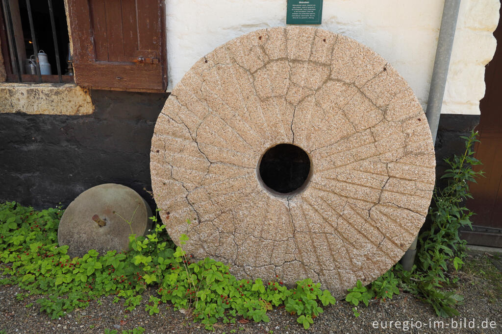Detailansicht von Mühlstein bei der Schaloensmühle, Oud-Valkenburg
