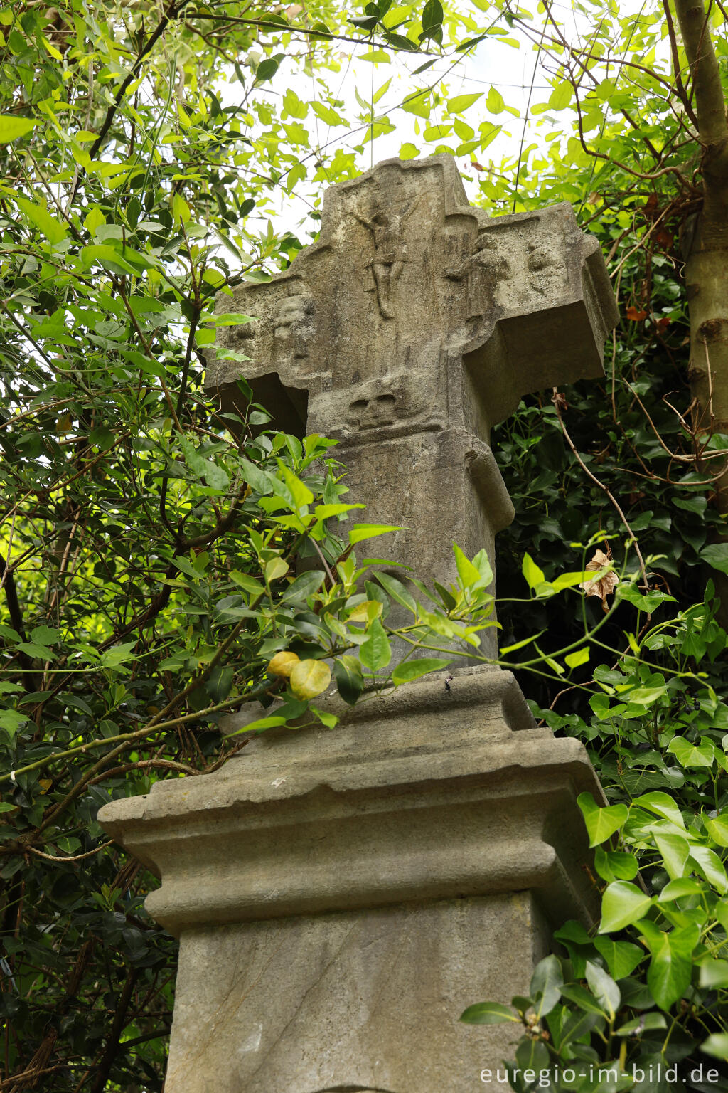 Detailansicht von Pestkreuz auf dem ehemaligen Friedhof von St. Lucia in Stolberg, Detail
