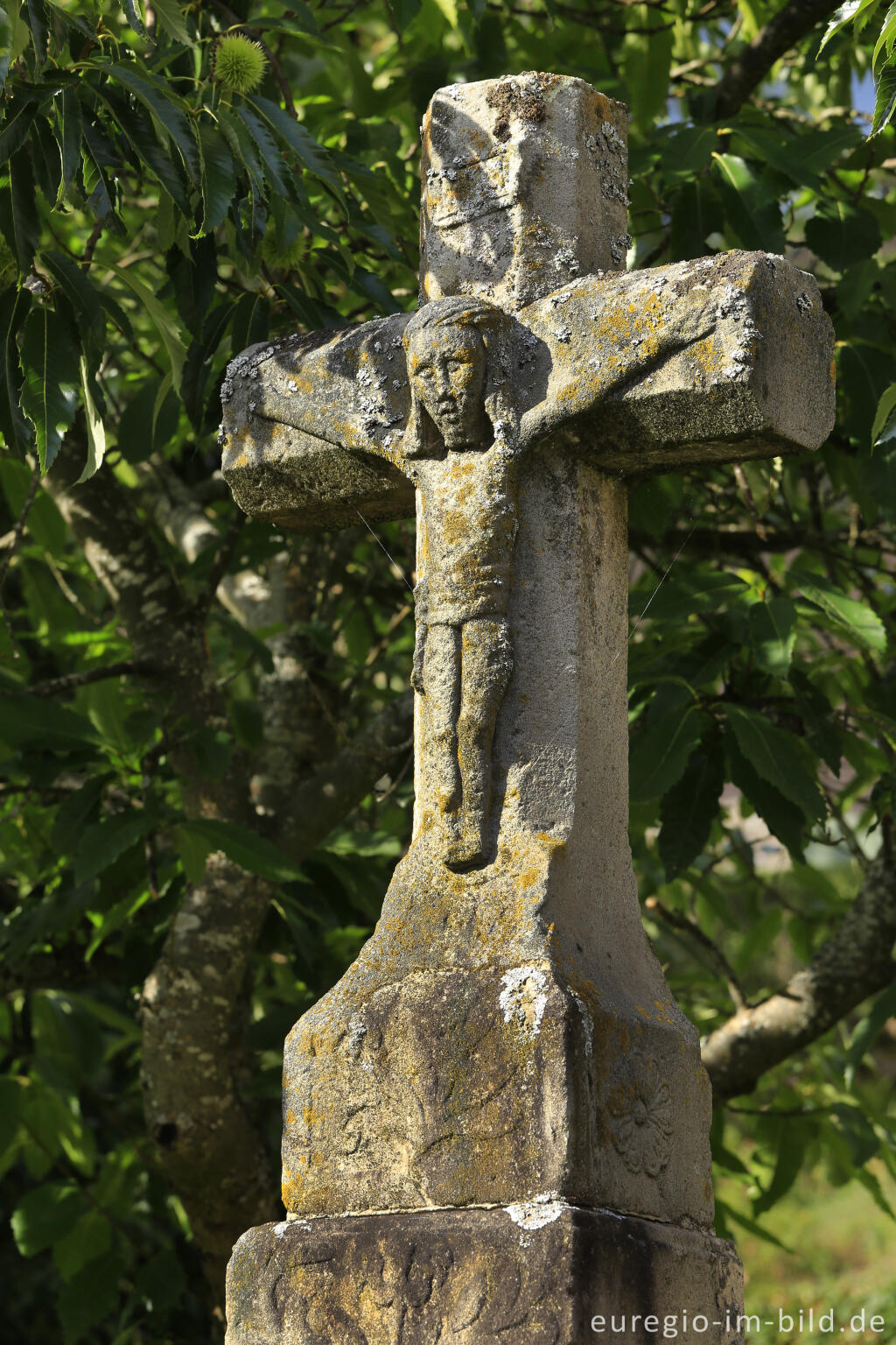 Detailansicht von Pestkreuz von 1633 in Densborn