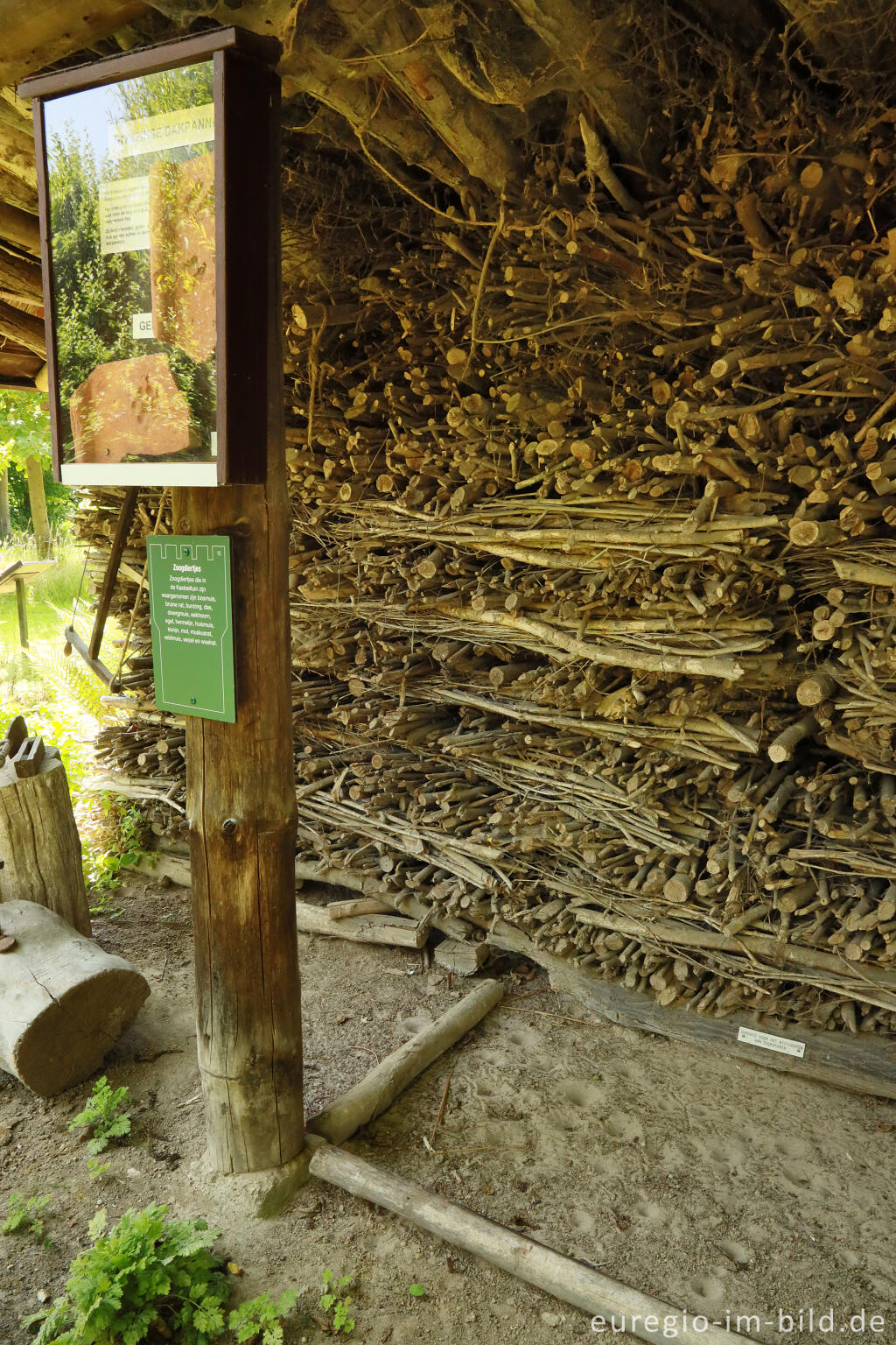 Sandfläche um Tierspuren zu beobachten, Schlossgarten Oud-Valkenburg