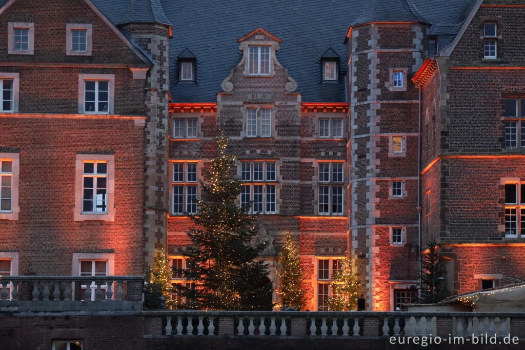 Detailansicht von Schloss Merode mit Weihnachtsbeleuchtung