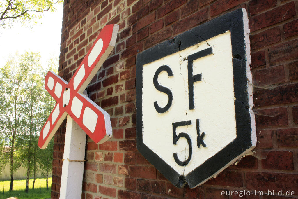 Detailansicht von Signalzeichen der Bahn beim Geschichtsmuseum von St. Vith