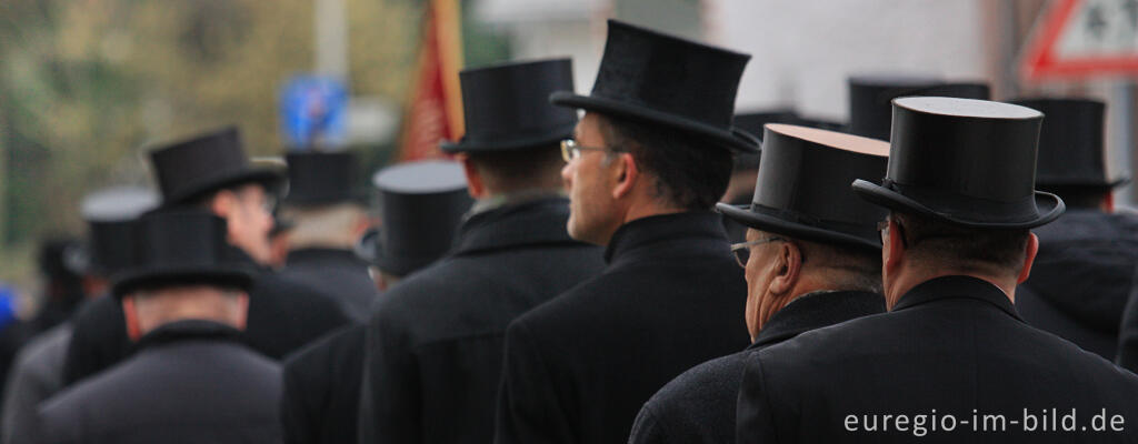Detailansicht von St. Sebastianusbruderschaft in Alt-Merkstein, Kranzniederlegung am Sonntag