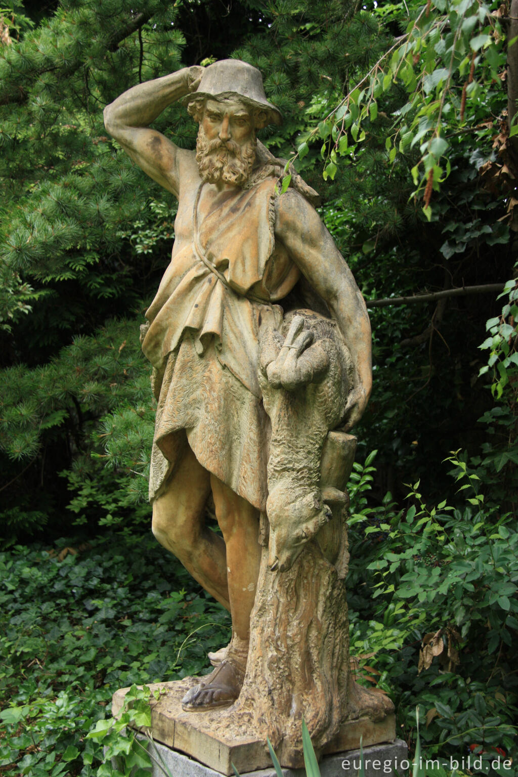 Detailansicht von Statue im Garten des Deutsch-Französischen Kulturinstituts in Aachen