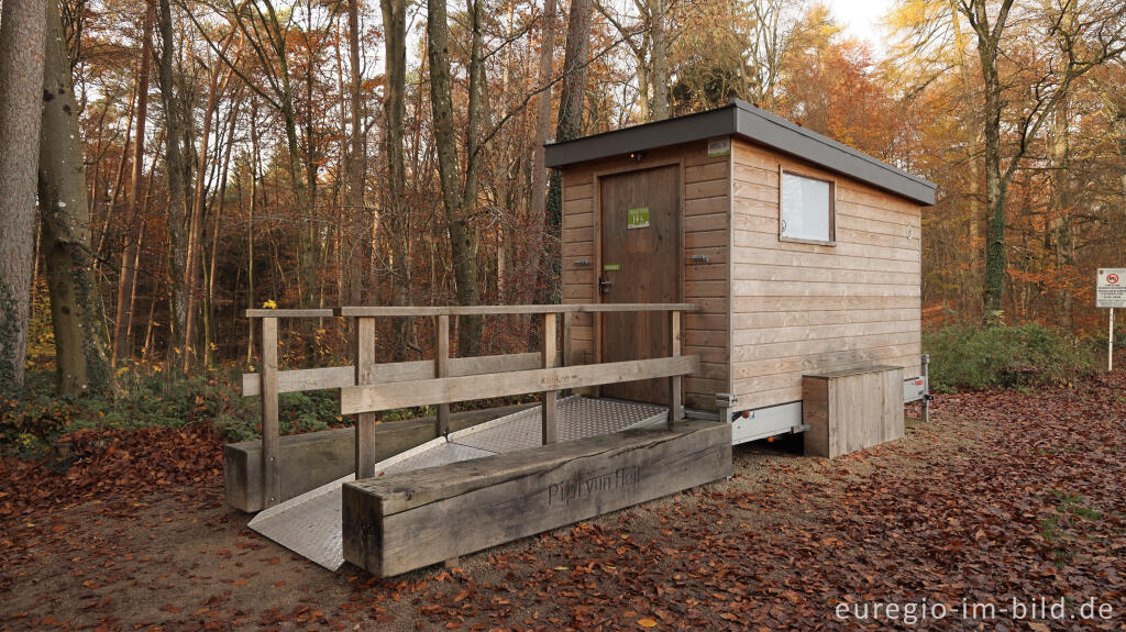 Detailansicht von Toilettenwagen auf dem Wanderweg B2 im Müllerthal