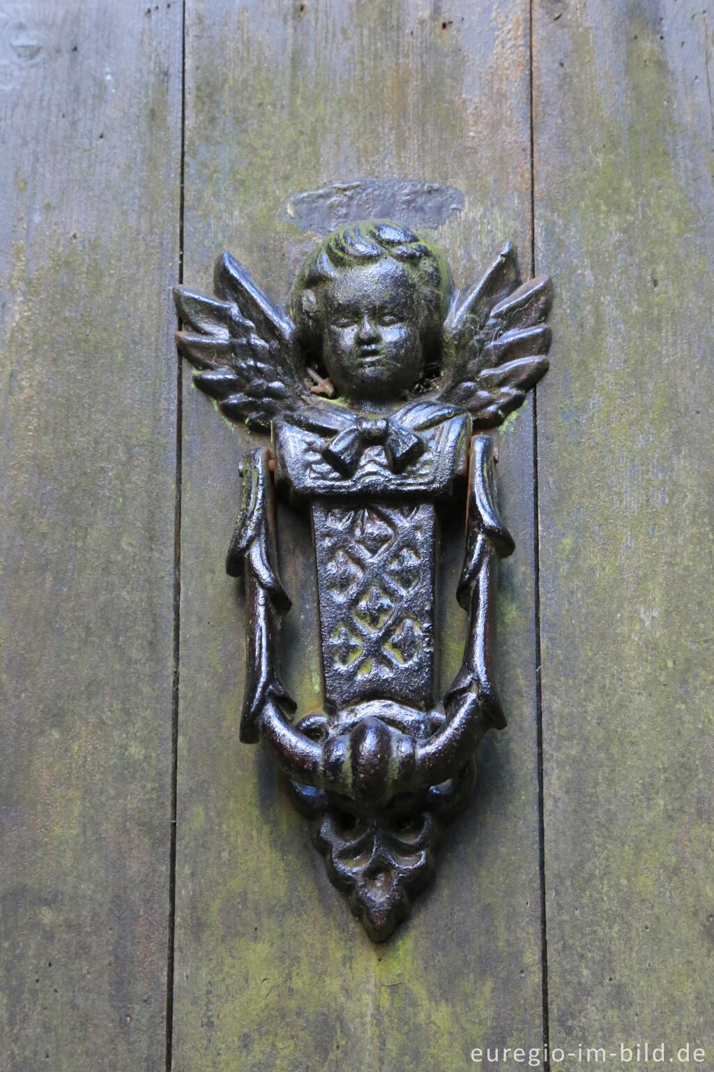 Detailansicht von Türklopfer an einem Haus in Kronenburg