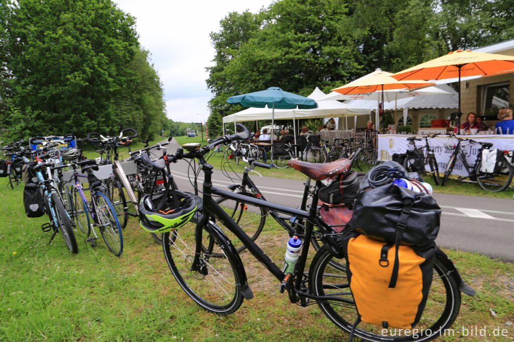 Detailansicht von Vennbahnradweg mit einem Café im ehemaligen Bahnhof von Roetgen