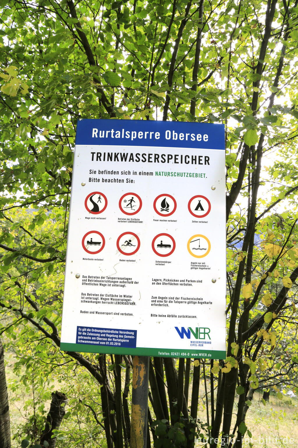 Detailansicht von Verbotsschild am Obersee (Rurtalsperre)
