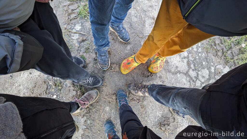 Detailansicht von Wanderschuhe am Ende einer Wanderung