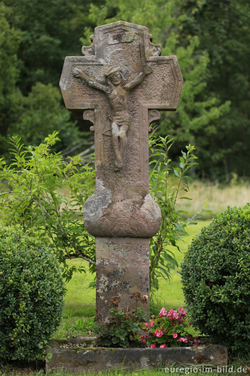 Detailansicht von Wegekreuz von 1735 in Densborn
