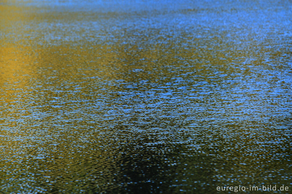 Detailansicht von Wellen auf einem See