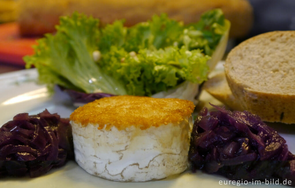 Detailansicht von Zubereitung Ziegenkäse mit Zwiebelmus