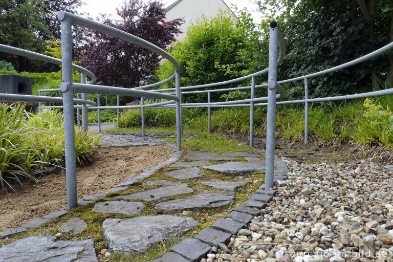 Barfußpfad im "Garten der Sinne", VinzenzHeim Aachen