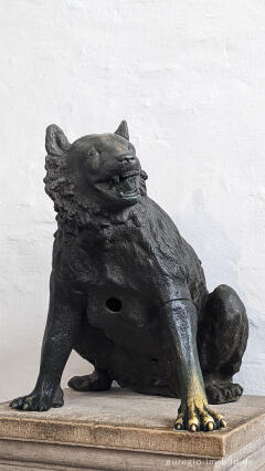 Bronzefigur im Eingangsbereich des Aachener Doms