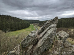 Der Bieley-Felsen mit Blick aufs Perlenbachtal