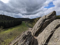 Der Bieley-Felsen mit Blick aufs Perlenbachtal