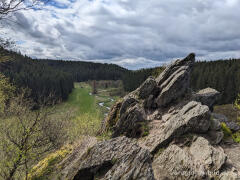 Der Bieley-Felsen mit Blick aufs Perlenbachtal