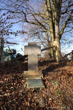 Kreuz mit Gedenktafel beim ehemaligen Friedhof Walchenau