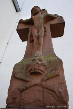 Undatiertes Schaftkreuz aus Buntsandstein an der Pfarrkirche St.Wendalinus, Neroth